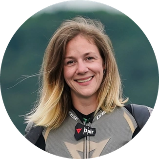 Mara Moser, Motorradrennfahrerin und Roxor Testimonial