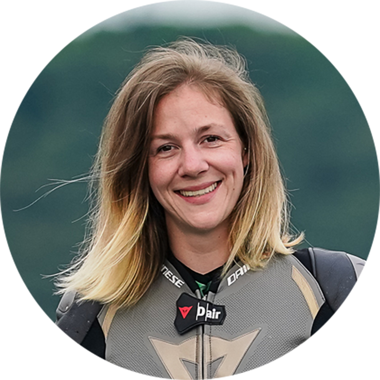 Mara Moser, Motorradrennfahrerin und Sponsoring-Partnerin von Roxor